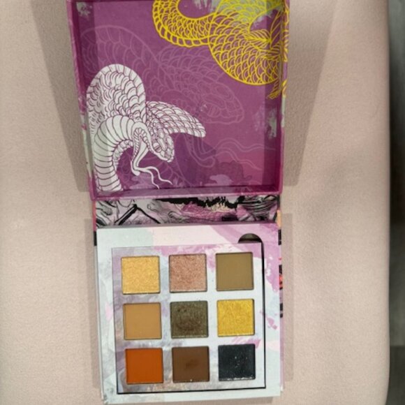 Pley Beauty - Cobra Kai - Eyeshadow Palette - Picture 2 of 3